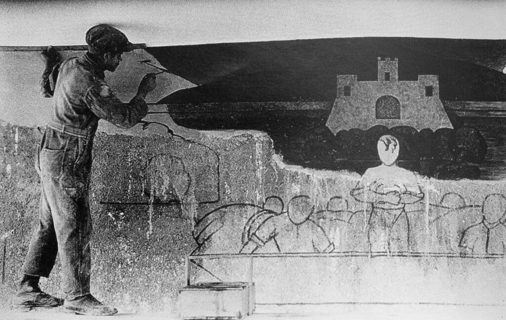 Maximo Pacheco pintando un mural 1926