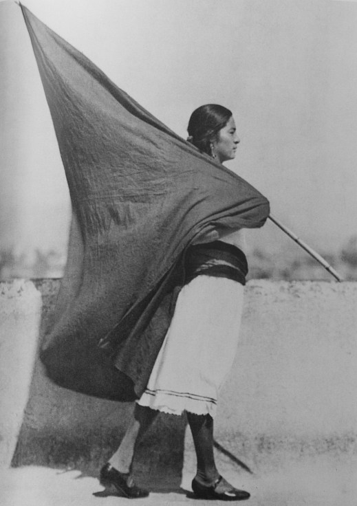 Tina Modotti. Mujer con bandera Mexico DF. 1928