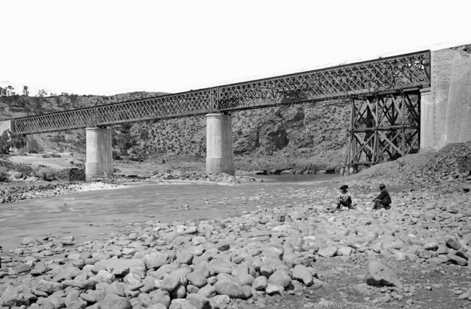 Linea de Galicia puente sobre el Sil foto J.Laurent Archivo Ruiz Vernacci fondo Fototeca del P.H. 668x438 1