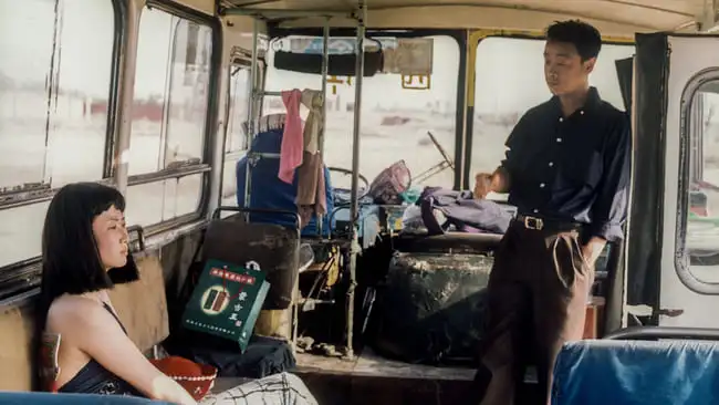 Interior de autobús en A la deriva memoria compartida entre Qiaoqiao y Bin Interior de autobús en A la deriva memoria compartida entre Qiaoqiao y Bin