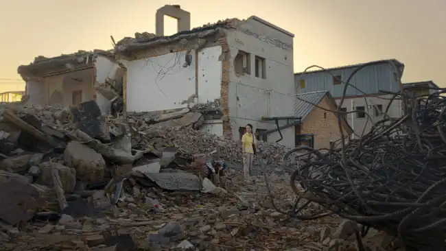 Paisaje de ruina en A la deriva cuerpo frente a la destrucción urbana Paisaje de ruina en A la deriva cuerpo frente a la destrucción urbana
