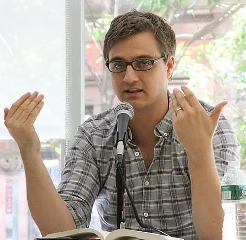 Chris Hayes on 2012 Brooklyn Book Festival Chris Hayes en 2012, autor de El canto de las sirenas